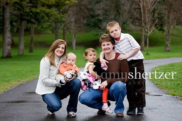 Two sisters pose with their children for a portrait in Bozeman, MT.